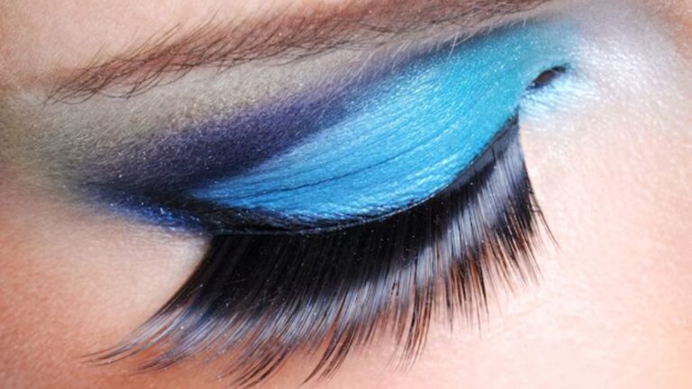 aesthetic blue eyeshadow 