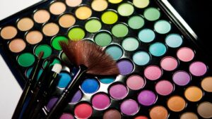 Read more about the article Cute Rainbow Eyeshadow Looks Elevate Your Makeup Game